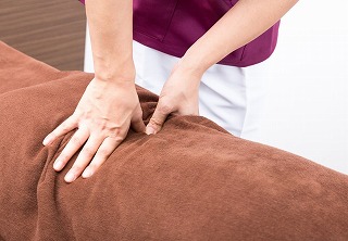 腰が痛い時、座る際に使うクッションは効果があるのか、またどのような効果があるのか